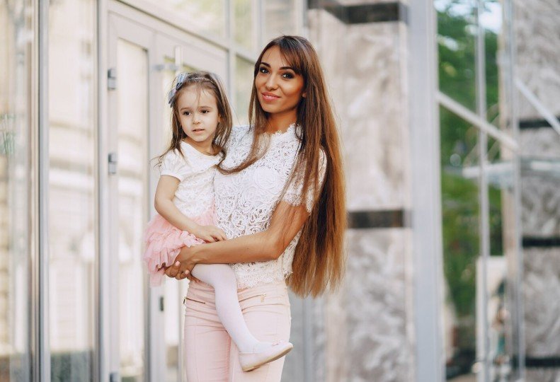 La maternità surrogata tra reato universale e diritti del minore: l’Italia al bivio